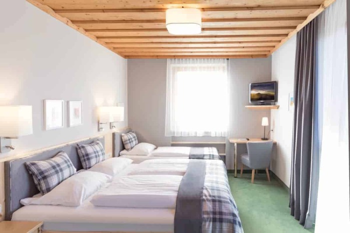 Tre-sengs værelse - Hotel Kirchenwirt i Puch nær Salzburg, Østrig