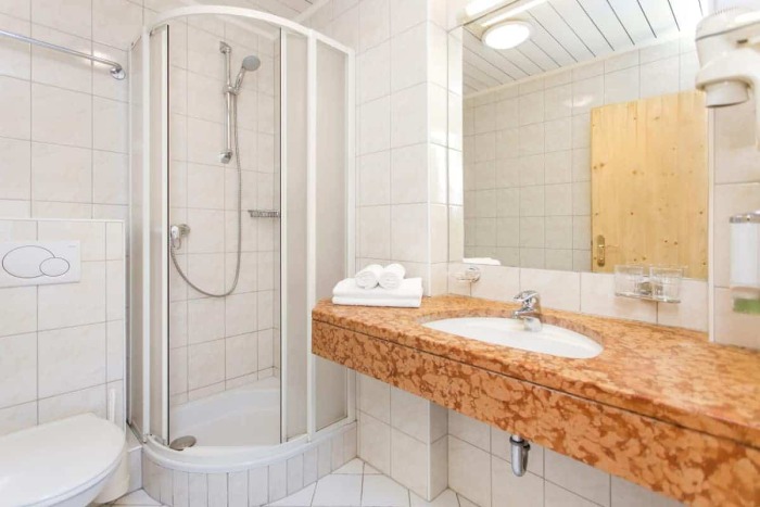 Badeværelse en Hotel Kirchenwirt i Puch nær Salzburg, Østrig